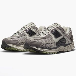 Nike “Zoom Vomero 5”. Cobblestone/light bone, size 8.